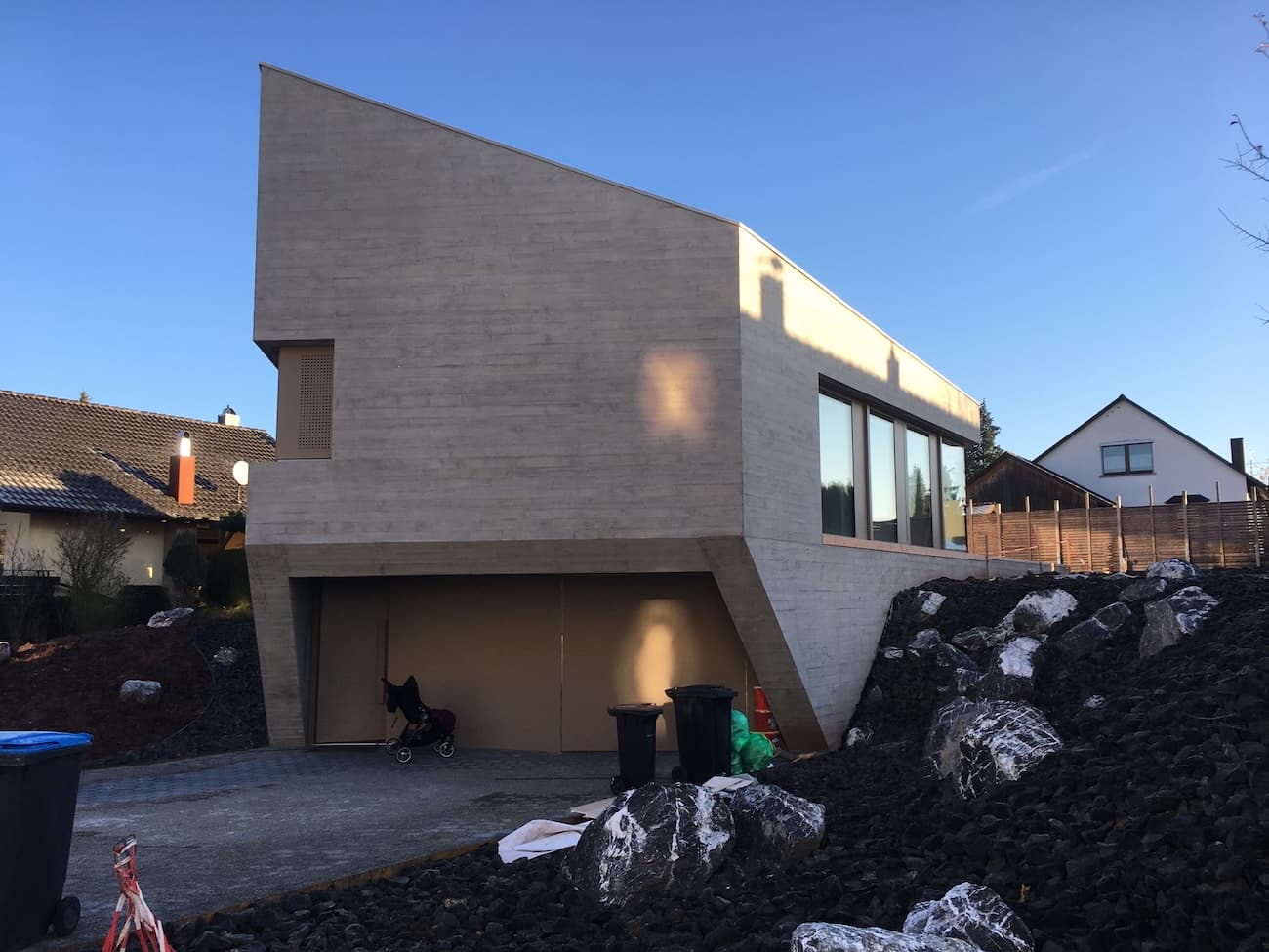 Modernes Gebäude mit Betonoptik